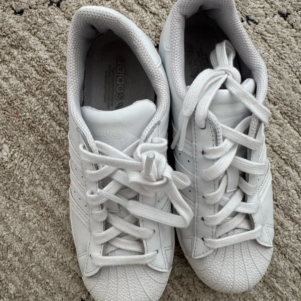 Adidas sneakers white on white size 5 1/2 - Picture 3 of 5